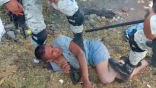 National Guard police officers detain and beat cartel member - Mexico
