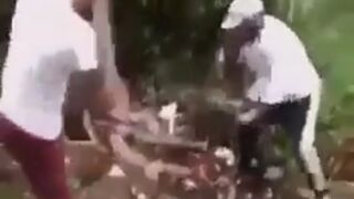 Female accused of snitching is badly beaten with wooden posts by gang members - Brazil