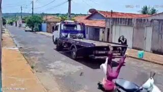Motorcyclist clotheslined after riding into recovery trucks tow cable - Brazil