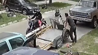 Mechanic is shot in the head in front of his workshop - Argentina