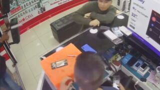 Hitman executes his target inside cellphone store [3 Angles] - Colombia