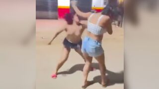 Two women get into a street fight after disagreement - Brazil