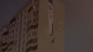 Man falls from the roof of a 17 story building while installing banner - Russia