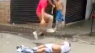 Thief is dragged into the street and beaten by members of the public in Ecuador