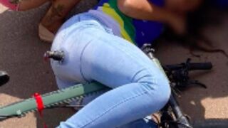 Bicycle handlebars penetrates through woman's thigh during accident in Brazil