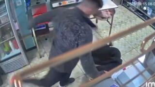 Russia: Restaurant chef beats up bartender beacuase she asked him to stop arriving to work drunk