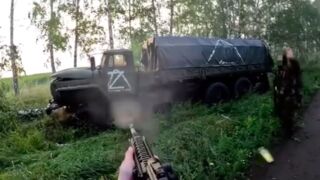 Chechen soldiers ambush Russian truck with machine guns (Full Video)