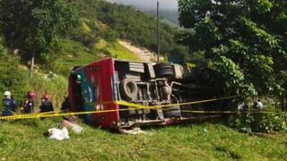 Passenger records the exact moment bus crashes in Santander, Colombia