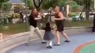 Little girl begs her dad not to fight before witnessing him being knocked out by his opponent, China