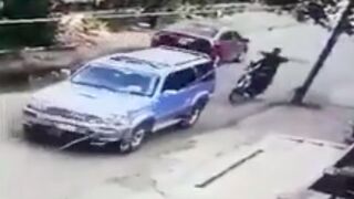 Man slits his friends throat while he was on the back of his motorcycle because of a dispute over a woman, India