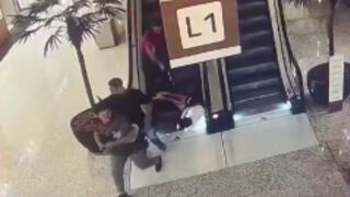 Man is murdered on an escalator inside a shopping mall in Zona Oeste, Brazil