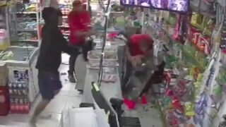 Store owner is brutally attacked by two men armed with machetes, Colombia