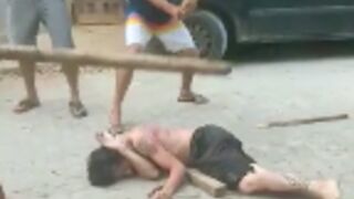 Thief is captured by locals and clubbed with nailed wooden planks and sticks