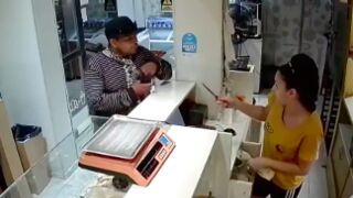 Man trys to rob a bakery after seeing a woman working inside alone, ends up stabbed and leaving with nothing, Argentina