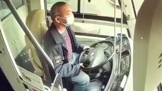 Bus driver suffers fatal heart attack behind the wheel, China