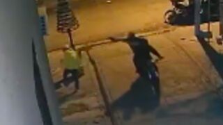 Motorcycle gunmen pull a brutal drive by on their victim, Ecuador