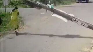 Woman killed by a falling post in Sri Lanka