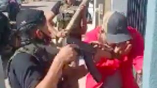 Food vendor is beaten by Cartel with a wooden post and digged with an assult rifle after he refused to sell them food, Mexico