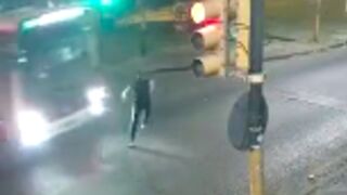 Young man makes a mistake while crossing the street and is crushed by a bus, Uruguay