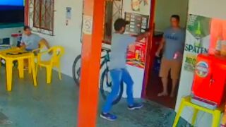 Hitman pretends to be a customer and shoots store owner at close range, Brazil