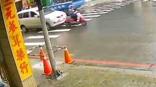 Moped rider looses her life after a final destination type accident in Taiwan