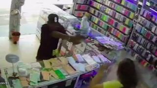 Female store clerk shot in the face after refusing to hand over goods, Colombia