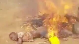 Captured thief gets set on fire by villagers in Africa