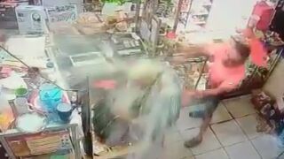 Store owner bottles and beats up robber in Costa Rica