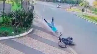 Biker killed after colliding with a post in Brazil