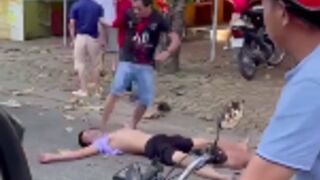 Man knocks out two men with one stone in a revenge attack in Vietnam