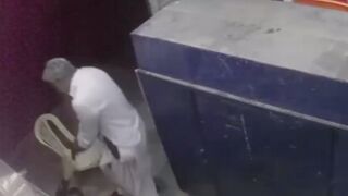 Robber shot dead and beat up after trying to rob a store in Pakistan