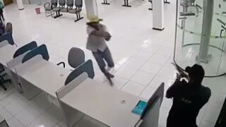 Man attempts to rob a bank but ends up getting shot in the neck, Brazil