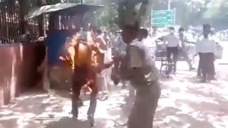 Couple set themselves on fire outside supreme court in new deli India
