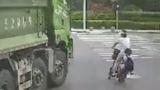 Mother and daughter get flattened by a turning truck in china