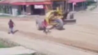 Man gets run over and killed by a road grader in Honduras