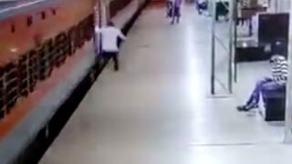 Man twisted up and killed after he tried to step off a moving Train in India