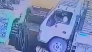Mechanic ends up crushed to death after a silly accident