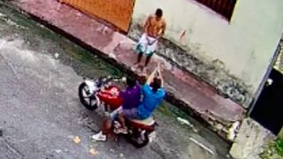 Man gets shot and robbed for his phone by motorcycle thiefs in Brazil