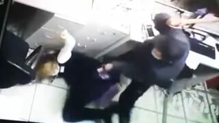 Masked man ruthlessly beat a woman at a bank office and stole 75 thousand rubles