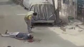 Gunman executes his target in middle of street in India