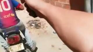 Man gets a magazine emptied in his back by rival in Brazil