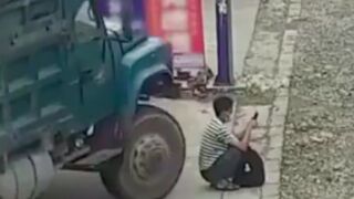 Man gets his leg crushed by an oblivious truck driver