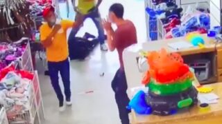 Security guard gets shot in the head by robbers at a Chinese owned clothing store in Dominican Republic