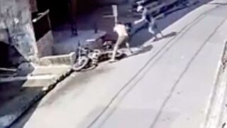 Cellphone thief gets beat up before he could get away in Brazil
