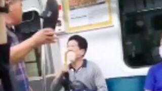 Anti masker slaps people up on the train with a sandal for wearing a mask