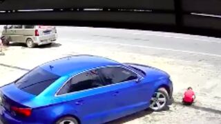 Driver fails to pay attention when pulling off and crushes a child in China