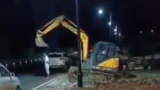 Man gets deliberately killed by a tractor driver (He uses the digger scoop to crush his skull)