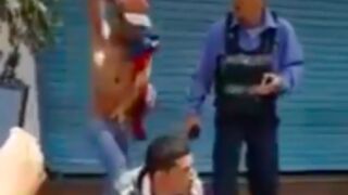 Captured suspect gets kicked in the face and a knife plunged in the back of his head in front of police...Brazil