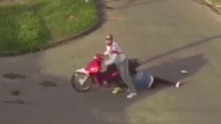 Woman gets her hair caught in the back of a motorcycle after getting robbed!