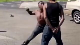 Man receives some blows to the face ????